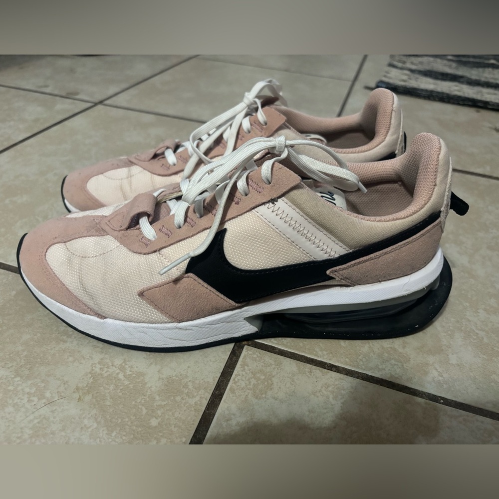 Womens Nike Air Max Pre-Day, size 10